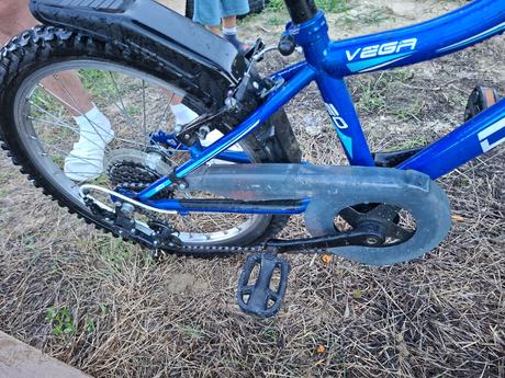 Modrý bicykel mtb junior vega, 20