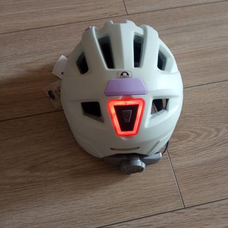 Cyklistická prilba, s