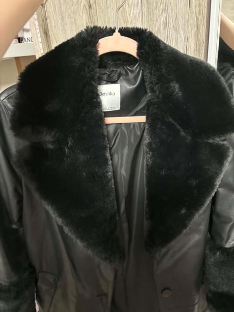 Kožený kabát s kožušinkou veľkosť s, bershka,s