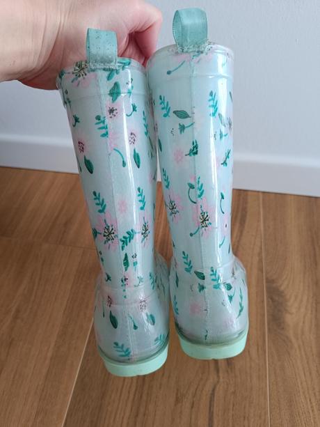 Kvetovane gumaky, 34