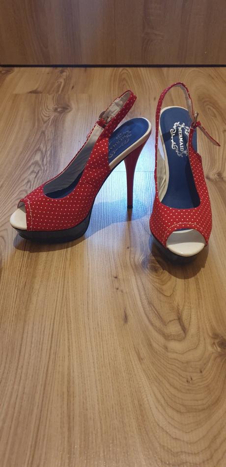 Červené bodkované sandálky, 36