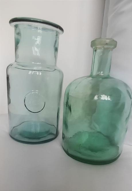 Váza a fľaša z recyklovateľného skla,