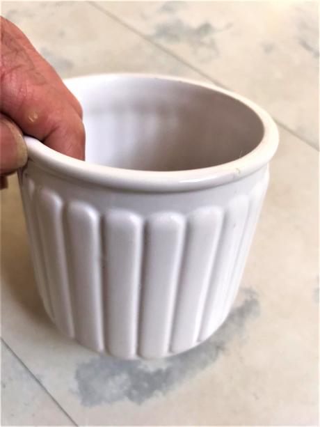 Starožitná porcelánová nádobka, 