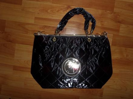 Lakovaná väčšia kabelka fb, 