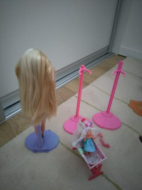 Barbie s bábätkom, kolískou a 3 ks stojanmi, 