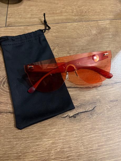 Slnečné okuliare červené,