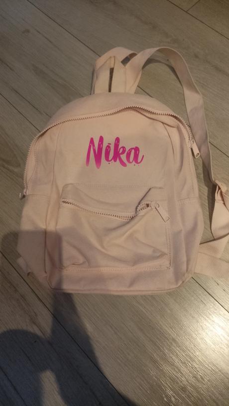 Ruksak s menom nika,