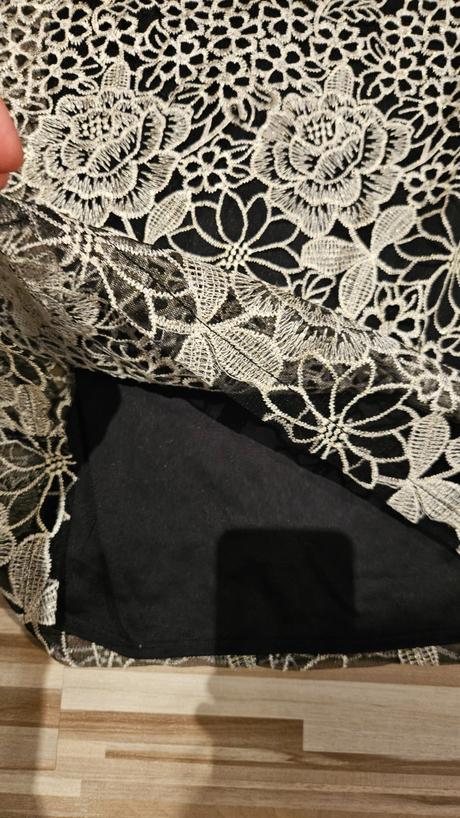 Zlate cipkove saty,pod nimi cierne v.42/l, l