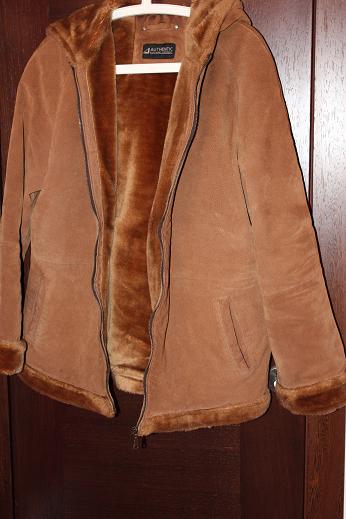 Bunda s kapucnou z brusenej koze, 40