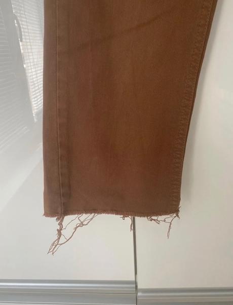 Hnedé gate, reserved,38