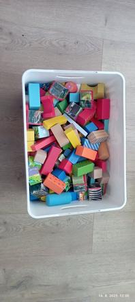 Penové a drevené kocky,