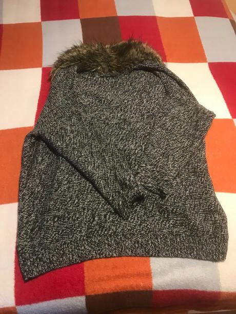 Sveter s umelou kozusinou zn. guess, guess,s