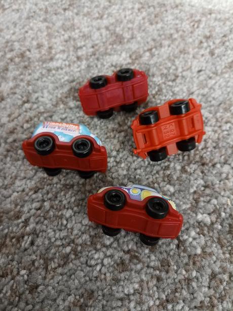 Kinder farebné kovové autíčka,