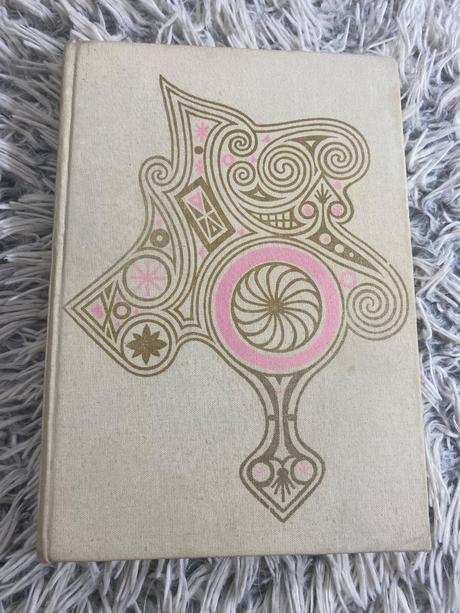 Krásna stará retro rozprávková kniha spiaca krásav,