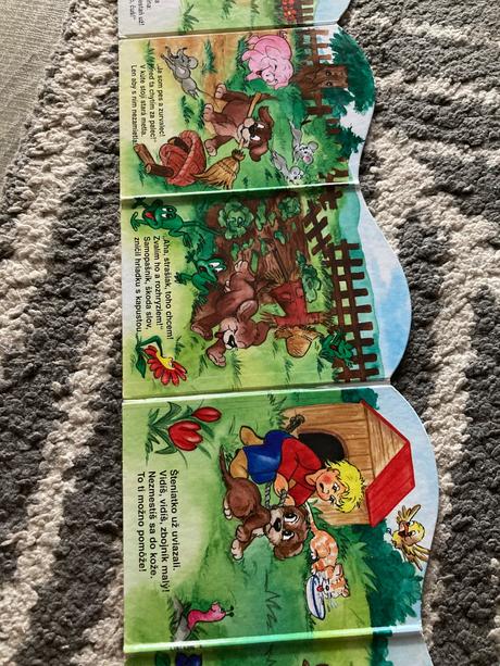 Leporelá pri stole a o psíkovi zo záhradky, 