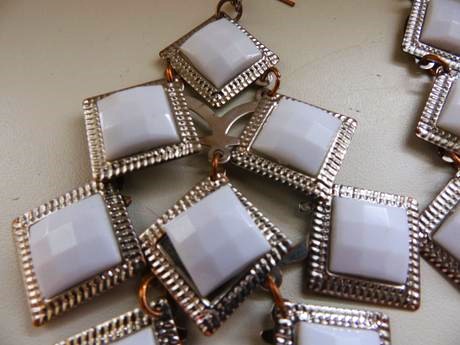 Výrazné visiace náušnice,