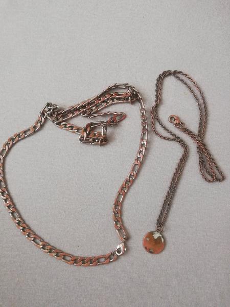 Ako vyčistiť zafarbenú retiazku?