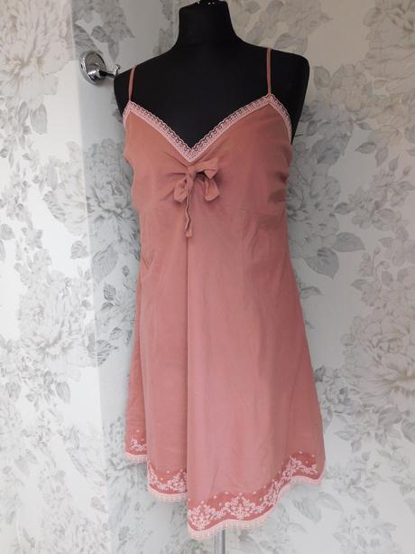 Kvalitne pekne lahučke šaty, 40