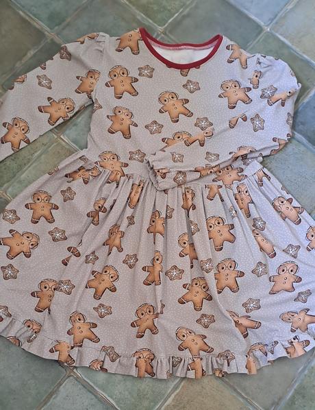 Šaty s pernickami, 128