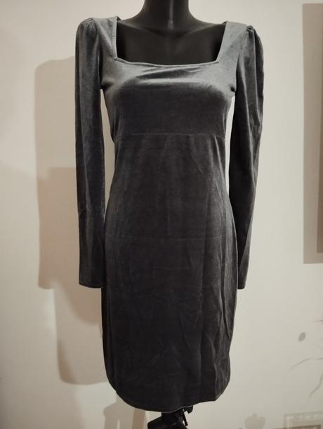 Krásne zamatové šaty, 38