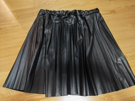 Plisovaná koženková suknička, sinsay,140