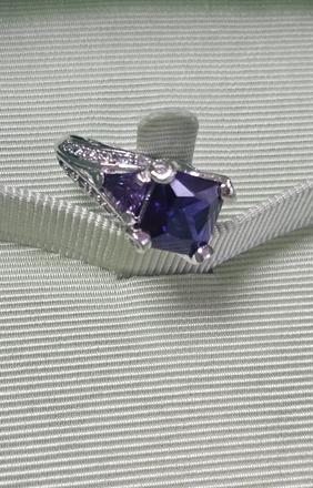 Zdobený dámsky prsteň, 