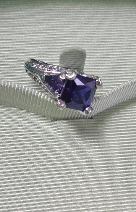 Zdobený dámsky prsteň, 