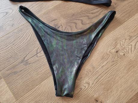 Lesklé bikiny brazilky s vysokým vykrojením, s