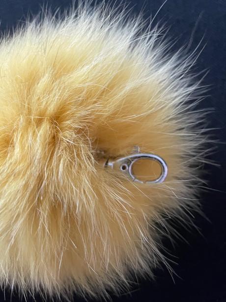 Kožušinový brmbolec/prívesok,