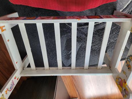 Kvalitná drevená veľká postieľka s perinkami, 