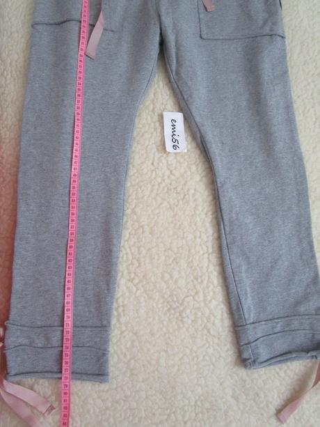 3050. kura  tepláky, 