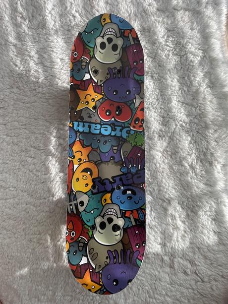 Farebny skateboard sparkys,