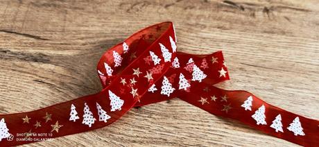 Ozdobná stuha 25 mm -organzová - stromčeky, 