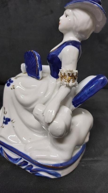 Soška porcelánová dáma so psíkom, 