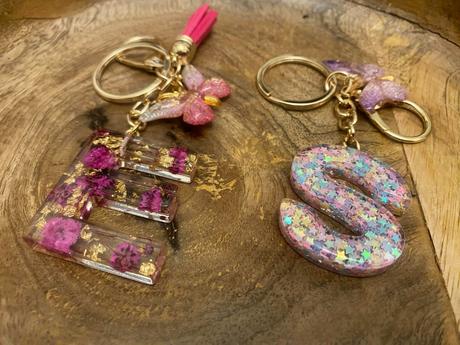 Ručne vyrobené živicové kľúčenky, 