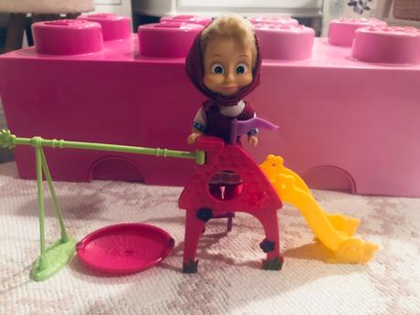 Máša so šmýkačkou, 