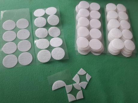 Suchy zips biele kruzky 3,5 cm priemer,