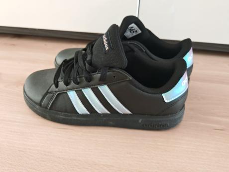 Adidas yenisky nove s menivymi pasikmi, adidas,37