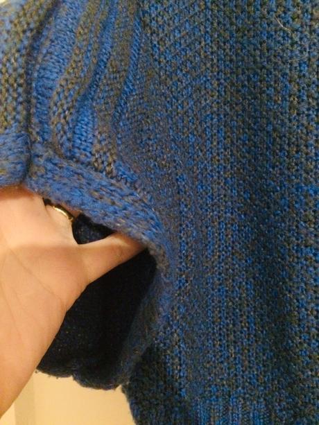 Vyrazne modry pulover s 3/4 rukavom, s