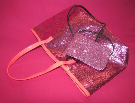 Dve trblietavé tašky, 