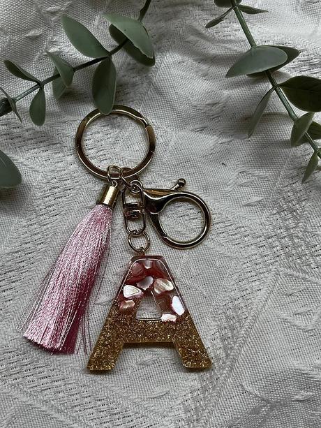 Ručne vyrobené živicové kľúčenky, 