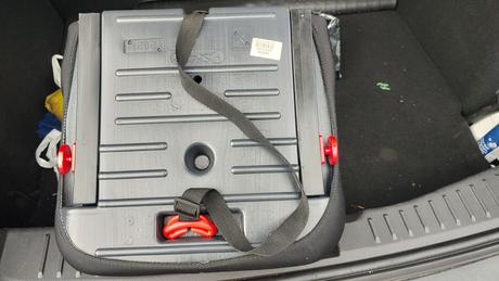 Podsedák do auta, nania