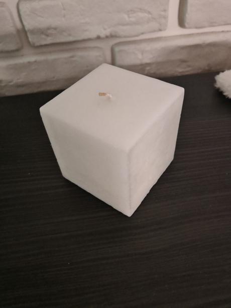 Biela sviečka kocka, 