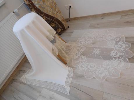 Biely obrus s krajkou + 2 x háčkovaná dečka obrus/, 