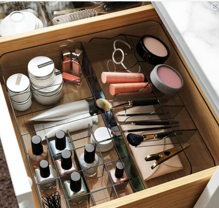 Šuflík na make up,