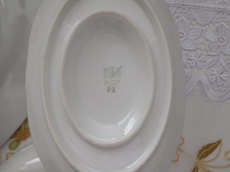 Čechoslovákia značený porcelán taniere+omáčkovník., 