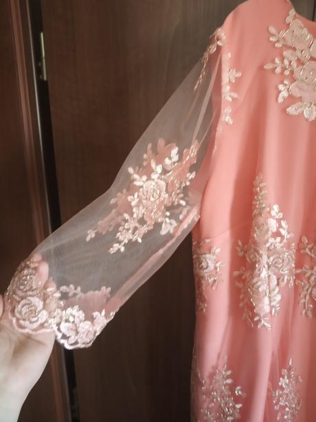 Čipkované šaty, 46