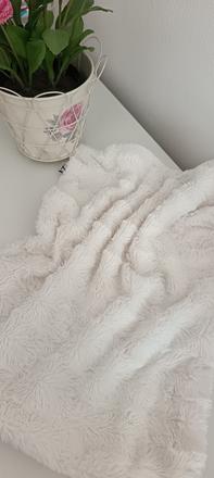 Biela huňatá obliečka na vankúš, 