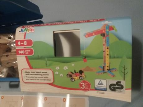 Chlapčenská drevenná stavebnica v kufríku,