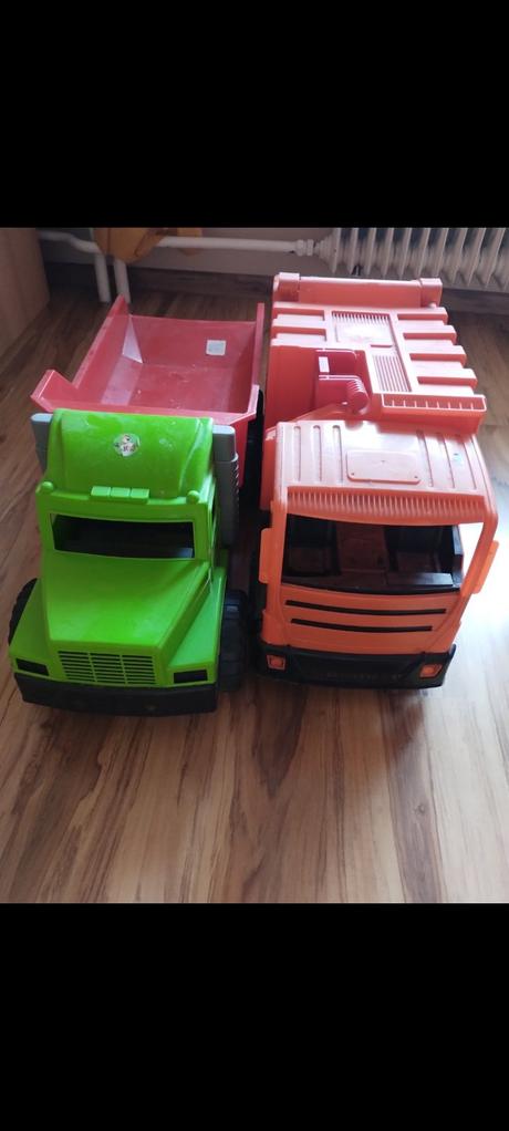 Veľká vyklápacie auto a smetiarske auto, 